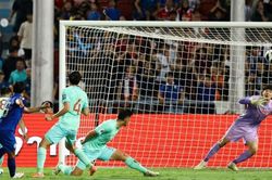 Thái Lan bị Trung Quốc ngược dòng trên sân nhà, cửa đi tiếp tại vòng loại World Cup đã rất hẹp