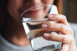 4 lưu ý cần thiết khi uống nước vào buổi sáng giúp bảo vệ sức khỏe