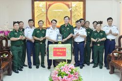 Đoàn công tác của Bộ Quốc phòng thăm, tặng quà BĐBP Tiền Giang