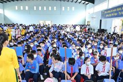 Thầy Hiệu trưởng gửi thư ngỏ mong 'đổi' hoa thành thẻ bảo hiểm y tế học sinh dịp 20/11