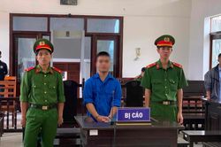 Bị nhắc nhở uống rượu, cháu chém ông ngoại tử vong