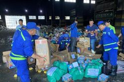 TP. Hồ Chí Minh: Quản lý thị trường giám sát tiêu hủy gần 6.000 sản phẩm vi phạm