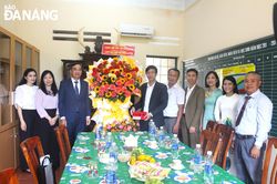 Lãnh đạo thành phố thăm, chúc mừng ngày Nhà giáo Việt Nam 20-11