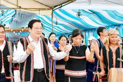 Ủy viên Bộ Chính trị, Bí thư Trung ương Đảng, Trưởng Ban Nội chính Trung ương Phan Đình Trạc chung vui Ngày hội Đại đoàn kết toàn dân tộc tại làng Ó