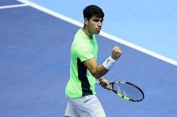 ATP Finals: Medvedev giành vé vào tứ kết, Alcaraz có trận thắng đầu