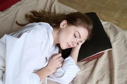 Đeo hoa tai khi ngủ có an toàn?