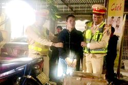 Bắt đối tượng tàng trữ, vận chuyển hàng cấm