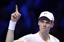 Jannik Sinner 'dắt tay' Djokovic vào bán kết ATP Finals 2023
