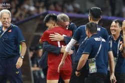 Vì sao tiền đạo Đình Bắc ôm chầm HLV Troussier sau khi ghi bàn?