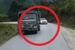 Clip: Lái ô tô santafe ôm cua cực ẩu, tài xế đối mặt tai họa