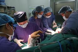 Áo chống nắng vướng vào xe máy, cô gái bị đứt lìa cánh tay