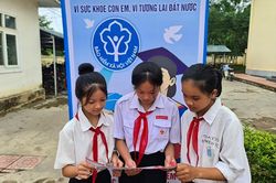 Xin thẻ BHYT tặng học sinh nghèo, thay vì hoa và bánh nhân Ngày Nhà giáo Việt Nam