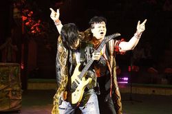 Khi rocker 'làm xiếc'