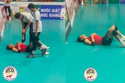 Ngoại binh Thái Lan gục xuống sau khi giúp bóng chuyền Việt Nam thắng kịch tính trước nhà đương kim vô địch