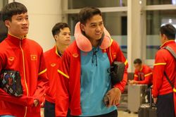 Chùm ảnh: Đội tuyển Việt Nam hối hả về nước sau trận thắng Philippines