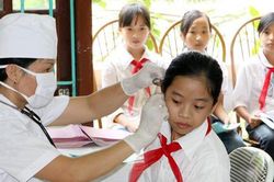 Thầy hiệu trưởng xin thẻ BHYT tặng học sinh nghèo