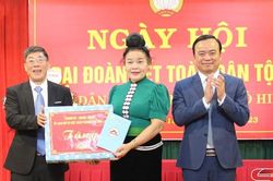 Đồng chí Bí thư Thành ủy dự Ngày hội đại đoàn kết toàn dân tộc tại tổ 9, phường Tô Hiệu
