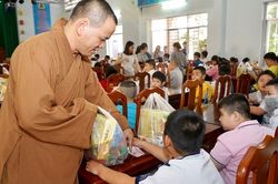 Chùa Liên Trì (TP.Vũng Tàu) trao quà từ thiện tại tỉnh Bến Tre và Trà Vinh