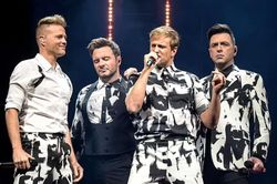 Bị đòi tẩy chay, BTC đêm nhạc Westlife giải thích 'chỉ làm theo yêu cầu của fan'