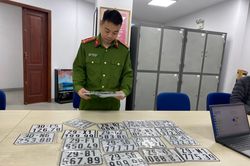 Thu giữ hàng chục biển kiểm soát xe giả tại phố Trần Nhật Duật