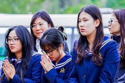 Học sinh dâng hương tưởng nhớ thầy Văn Như Cương
