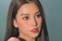 Sở hữu gương mặt đẹp không tì vết nhưng Tiểu Vy vẫn cẩn thận thế này khi lên máy bay