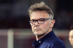 Cà phê đầu tuần: Ông Troussier cần chấm dứt sự mơ hồ