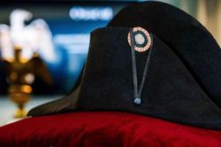 Mũ của Napoléon được bán đấu giá với giá kỷ lục 1,9 triệu euro ở Paris