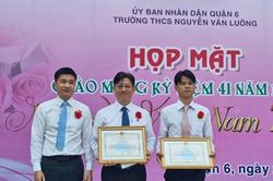Khen thưởng các thầy, cô có sáng kiến tặng thẻ bảo hiểm y tế cho các em học sinh có hoàn cảnh khó khăn