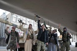 Houthi bắt giữ tàu hàng ở Biển Đỏ, Hezbollah tấn công đồn quân sự của Israel