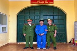 Bắt giam kẻ dùng máy cắt cỏ tấn công công an khi vi phạm nồng độ cồn