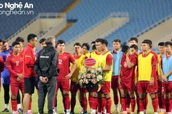 Quế Ngọc Hải và các đồng đội có hành động ý nghĩa trước trận đấu với Iraq