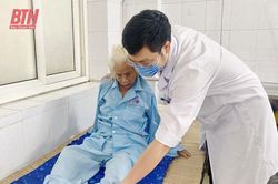 Cụ bà 100 tuổi gãy xương đùi được phẫu thuật theo phương pháp mới
