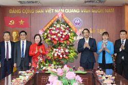 Đồng chí Trịnh Xuân Trường, Chủ tịch UBND tỉnh thăm và tặng hoa chúc mừng lãnh đạo, cán bộ Sở Giáo dục và Đào tạo tỉnh Lào Cai