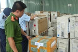 Tạm giữ hàng ngàn sản phẩm điện tử trị giá 7,5 tỷ đồng