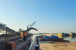 Hà Nội: Bắt giữ vụ khai thác cát trái phép trên sông Hồng