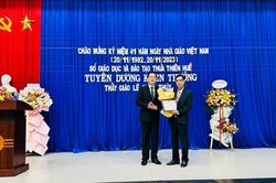 Nhận khen thưởng vì cứu 3 người trong lũ dữ, thầy giáo tặng toàn bộ tiền thưởng cho gia đình 2 người bị lũ cuốn trôi