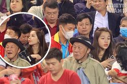 Bùi Tiến Dũng thể hiện tình cảm với gia đình trên khán đài sau khi bị loại khỏi trận gặp Iraq