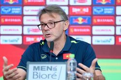 HLV Troussier nói lý do không dùng Hoàng Đức trong trận thua Iraq