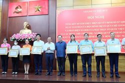Tiếp thu ý kiến của nhân dân trong xây dựng Đảng, xây dựng chính quyền