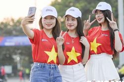 Dàn cổ động viên 'hotgirl' hâm nóng trước trận bóng Việt Nam - Iraq