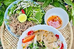 Loạt mâm cơm 50k quay đầu khi bỏ phố về biển: Bằng 1 nửa so với thành phố, đầy ụ hải sản tươi ngon