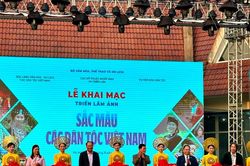 Triển lãm ảnh 'Sắc màu các dân tộc Việt Nam'