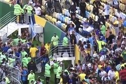 Trận Brazil vs Argentina bị tạm hoãn vì sự cố bất ngờ trên khán đài