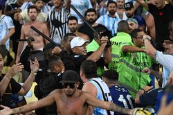 Toàn cảnh vụ CĐV đánh nhau trên khán đài, khiến trận Brazil vs Argentina bị hoãn gần 30 phút