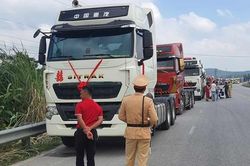 50 xe đầu kéo rước dâu bấm còi inh ỏi, cảnh sát yêu cầu dừng kiểm tra