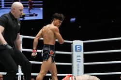 Nguyễn Trần Duy Nhất tung cú đá vòng cầu hạ đo ván cao thủ châu Á, chủ tịch giải đấu danh giá phải khen ngợi hết lời