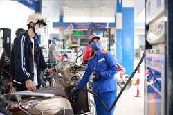 Giá xăng giảm tiếp, xăng RON95-III còn 23.024 đồng/lít