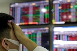 Chứng khoán bất ngờ bị 'đánh úp'