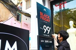 Trước Black Friday, tiệm thời trang ồ ạt giảm giá hàng tồn kho, lỗi mốt